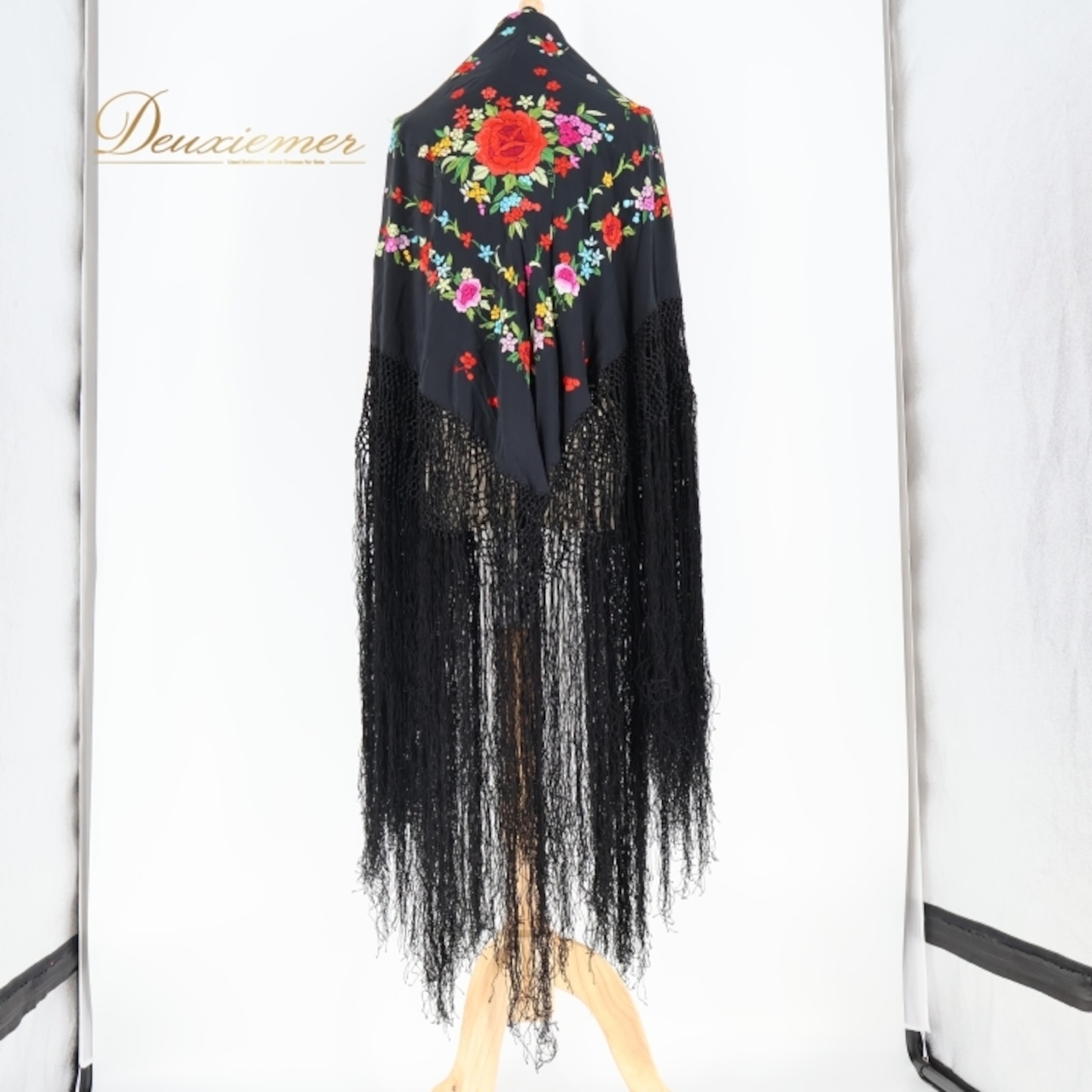 フラメンコ 衣装 マントン シージョ 黒 赤 刺繍 フレコ フリンジ 小物 小道具 ダンス パーティ 発表会 花柄 舞台 装飾 ブラック系 レッド系 コスチューム フラメンコ衣装 舞台衣装 ダンス衣装 花模様 刺繍マントン ステージパフォーマンス フリンジデザイン エレガント 発表会用 ゴージャス おしゃれ