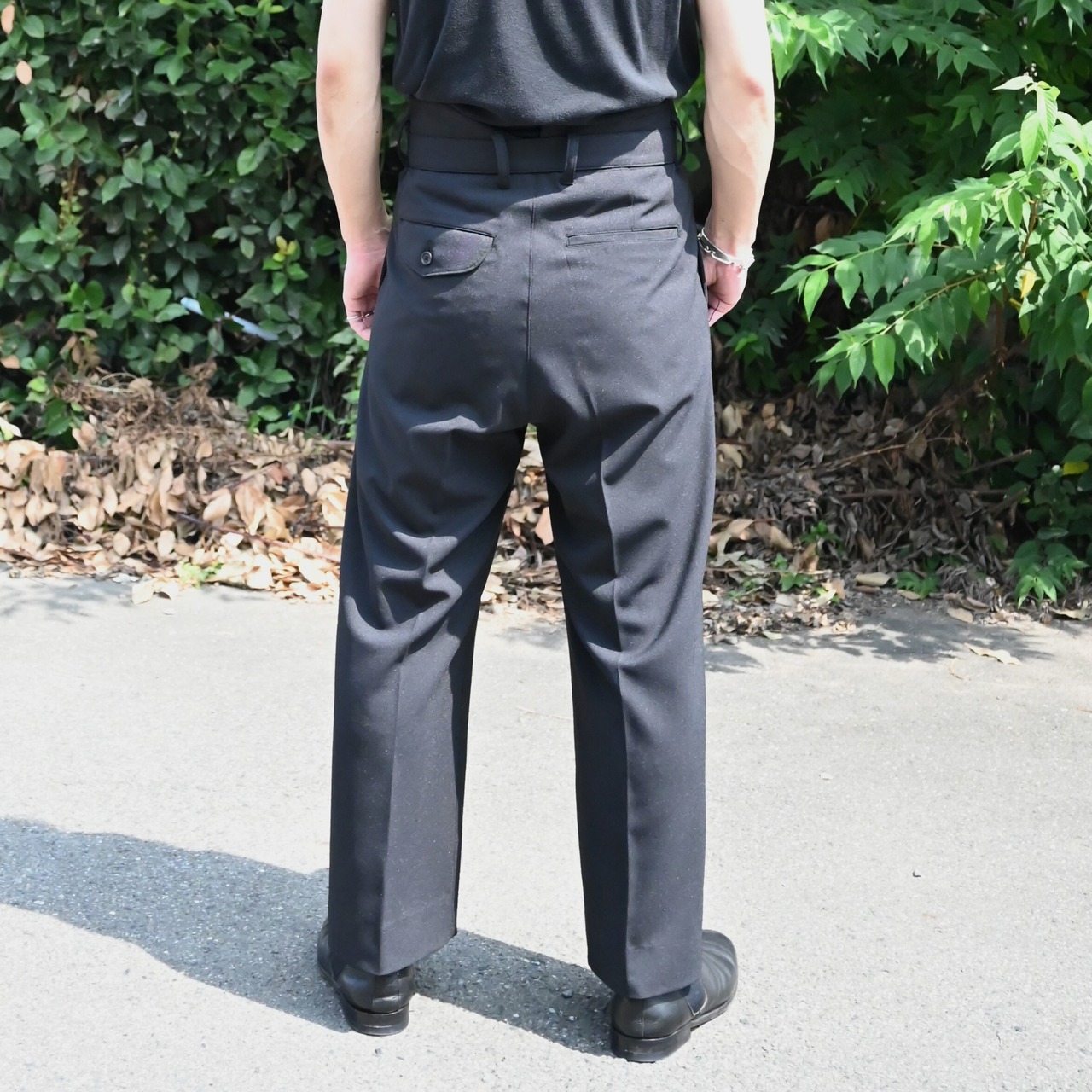 KUON / Single Pleated Belted Trousers