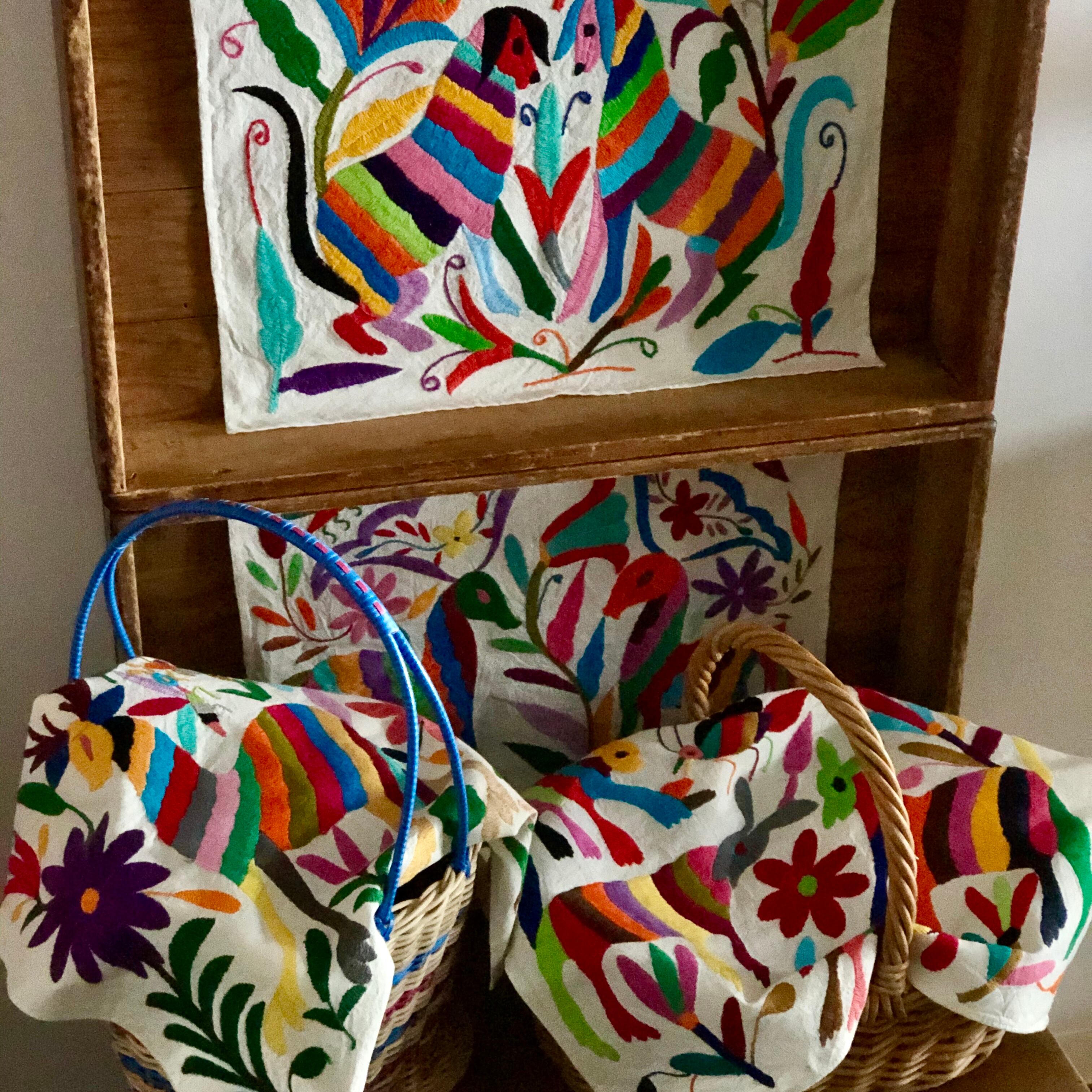 メキシコ　オトミ刺繍  レッド　アニマルモチーフ