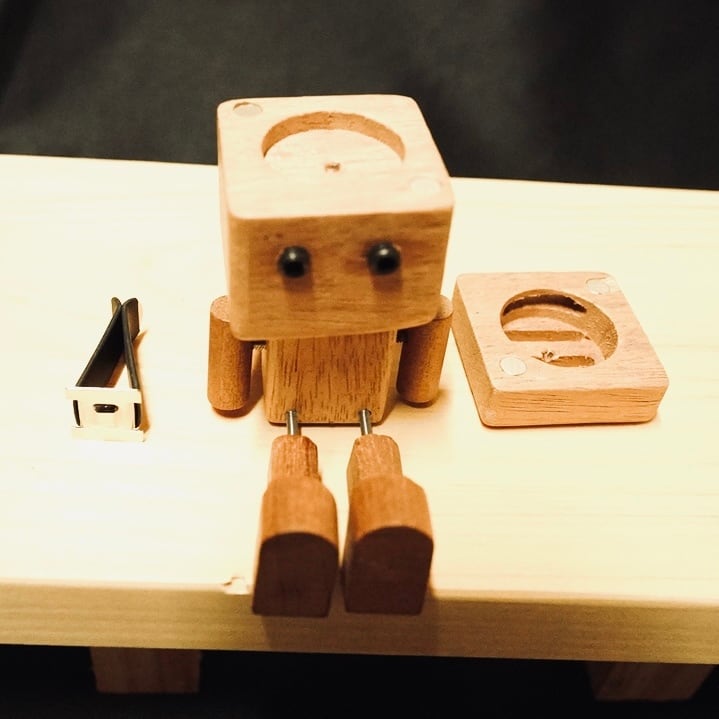 オーダー品】天然木の車載アロマロボット ー 揺れる足と木の温もり