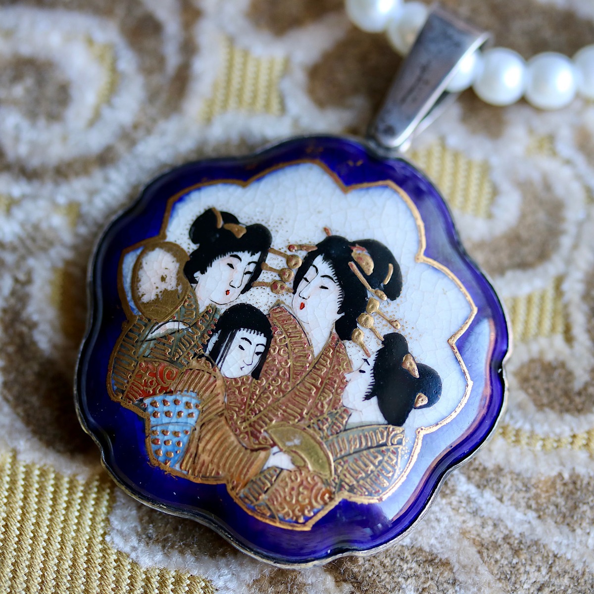 薩摩ボタン 人物画 桜形ペンダント 明治期 里帰り品 薩摩焼 | 結