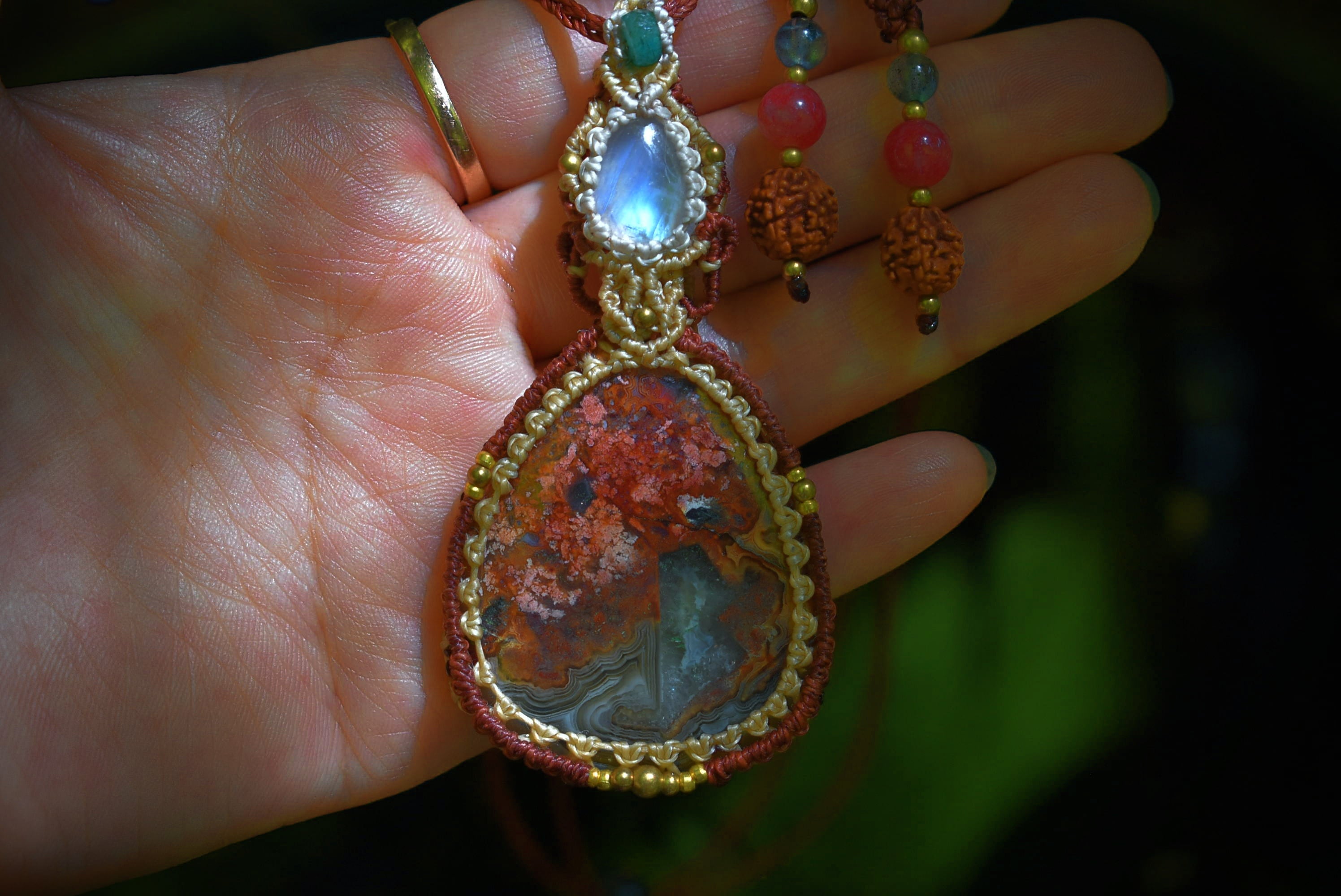 夢色白夜★ロイヤルカラー★ムーンストーンとクレイジーレースアゲート マクラメペンダント