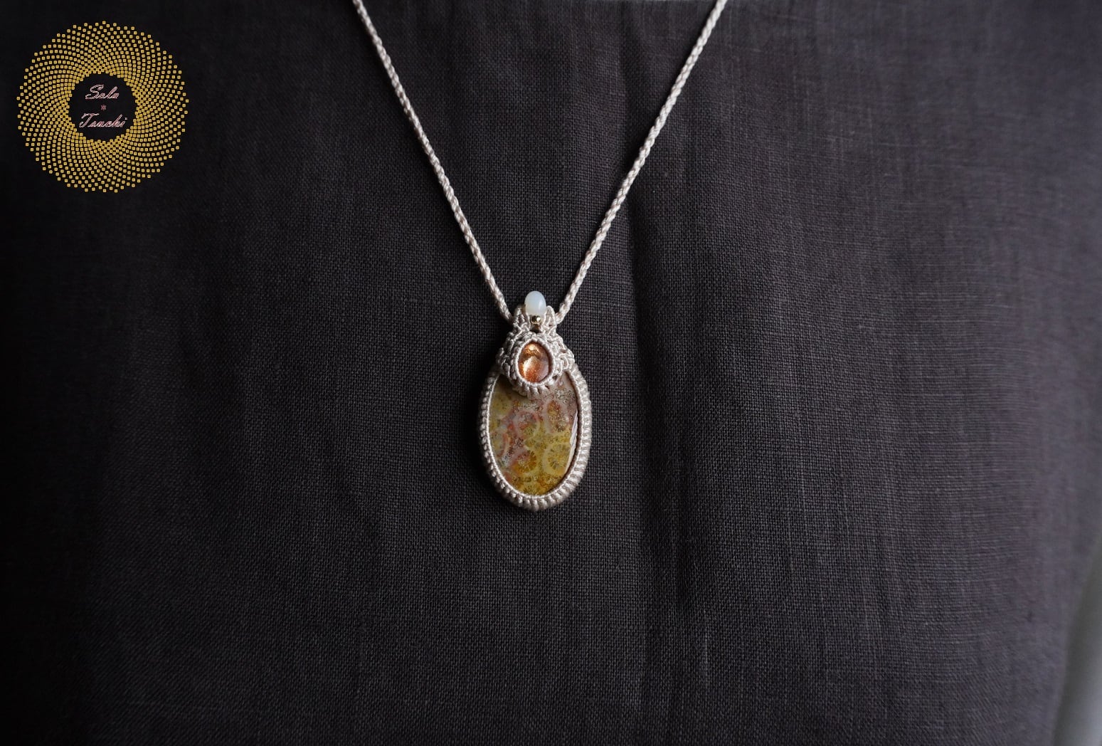 サンストーン」と「フォッシルコーラル」 のマクラメ編み首飾り