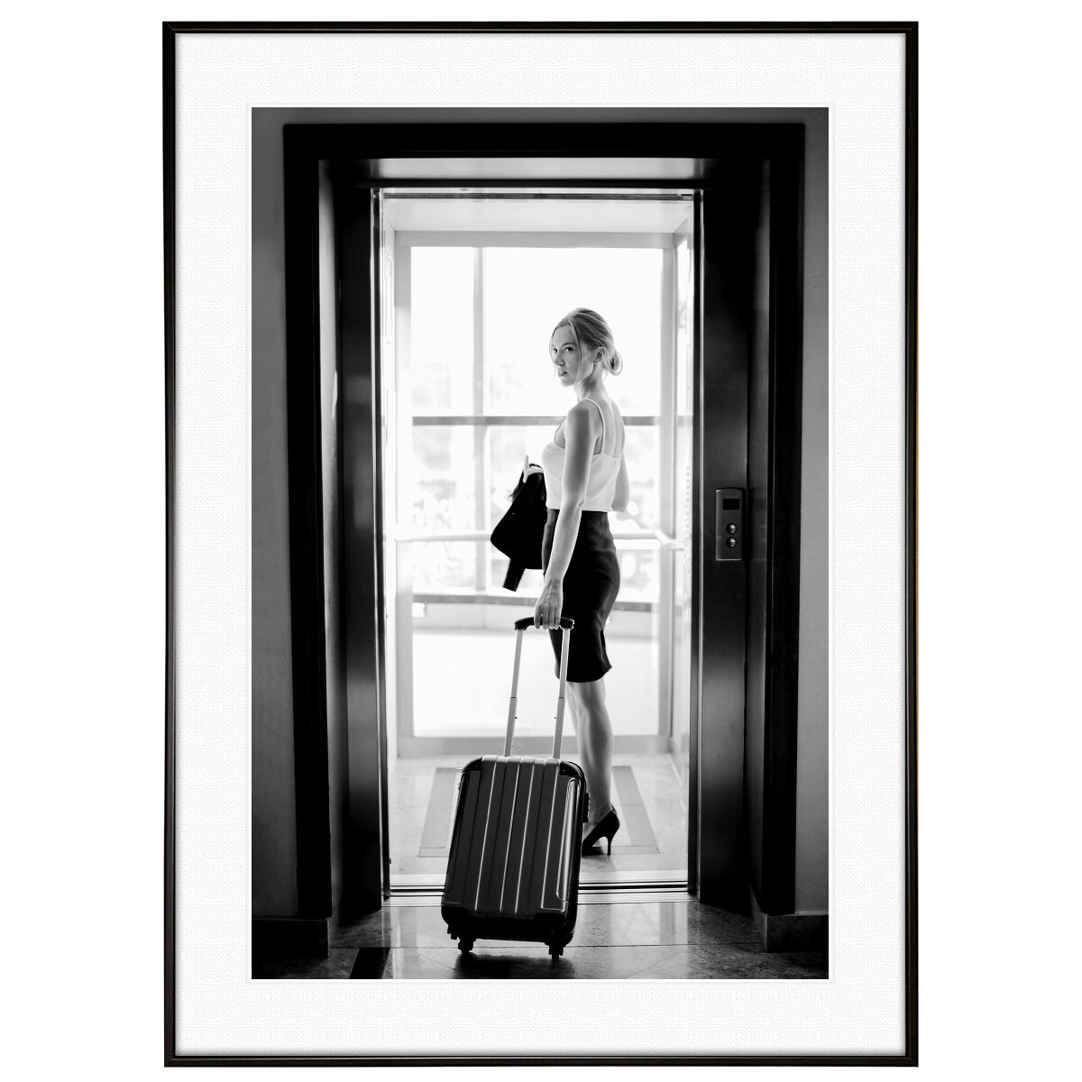 人物写真 キャリーケースを引く女性 インテリアモノクロアートポスター額装 AS2330