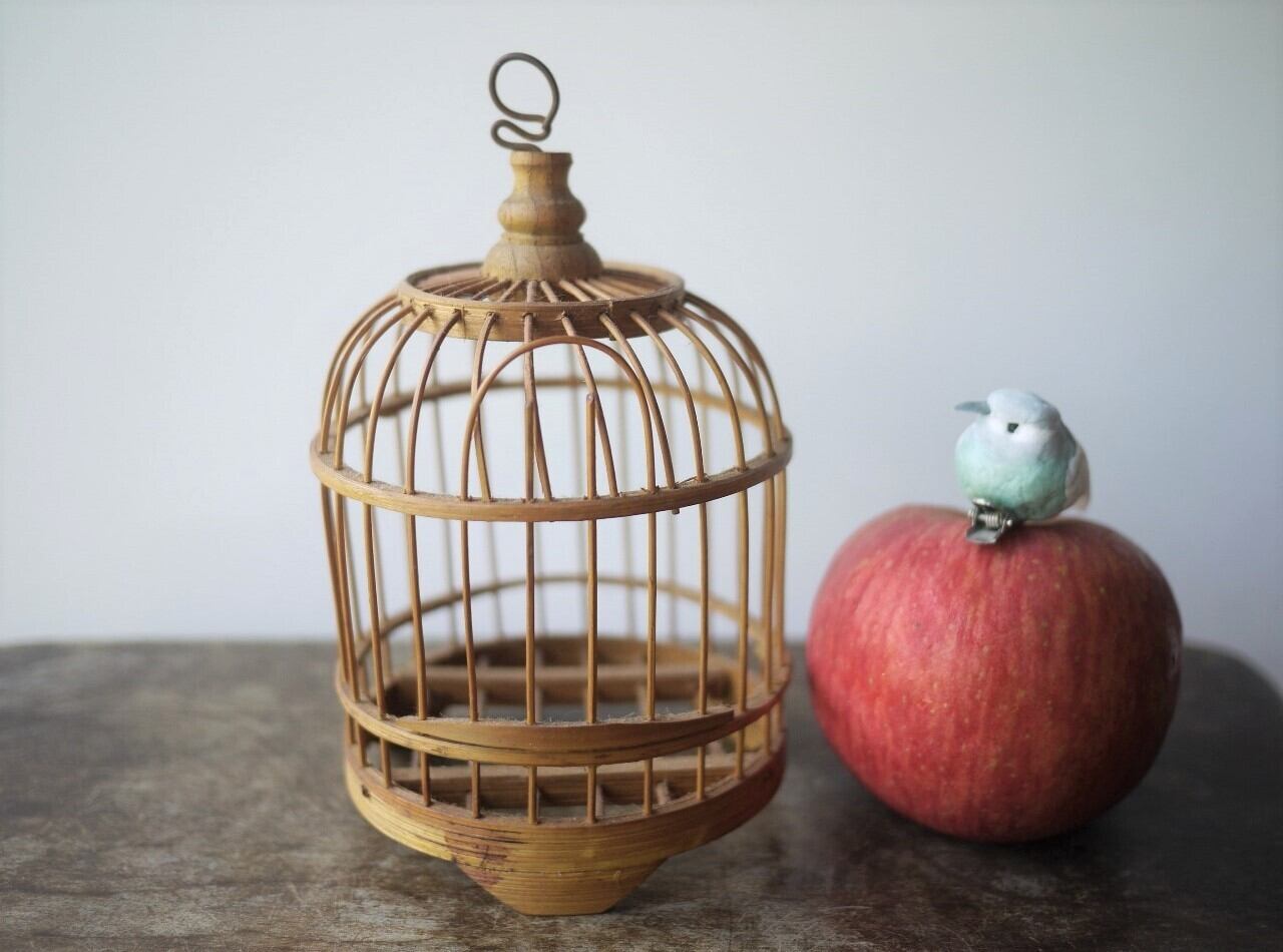 古い竹の鳥かご ディスプレイ