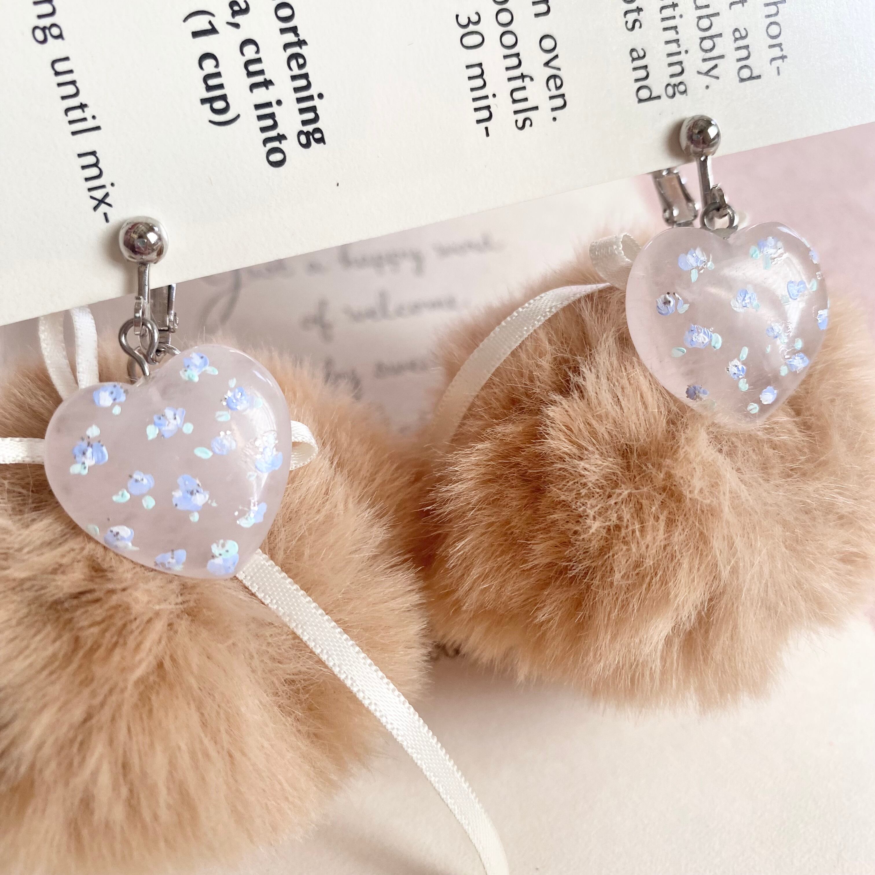 ぽんぽんモカx ブルー小花イヤリング MOKA Pon Pon hand painted earrings