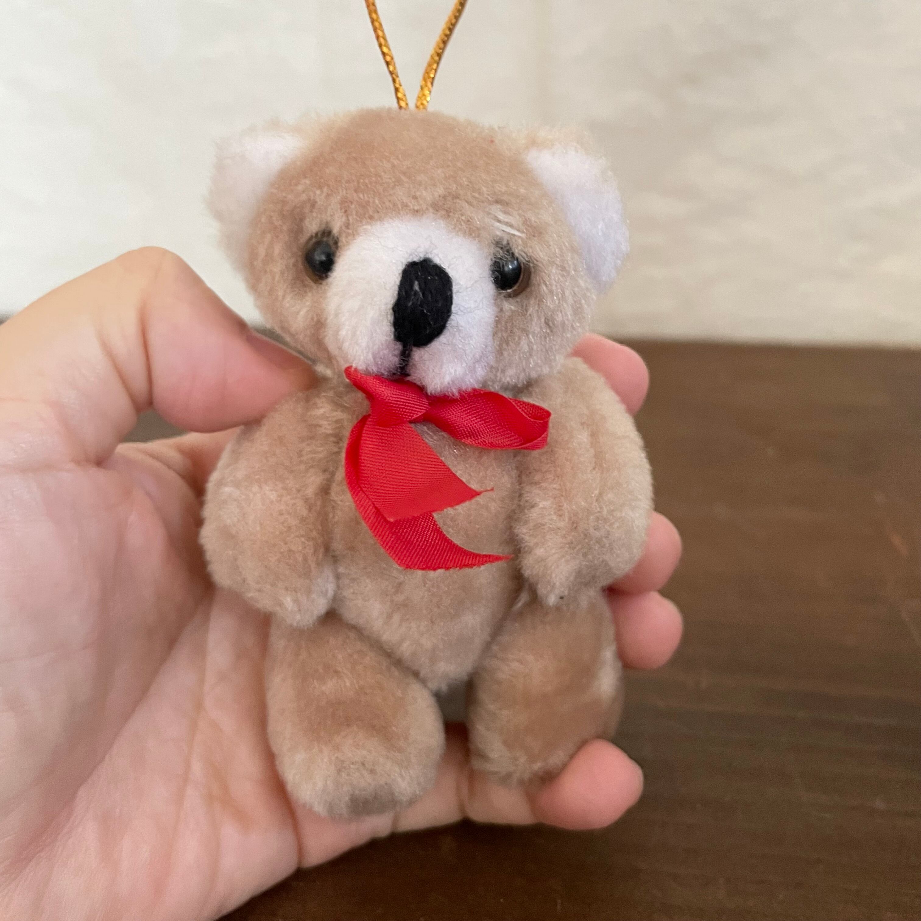 赤いリボンのくま