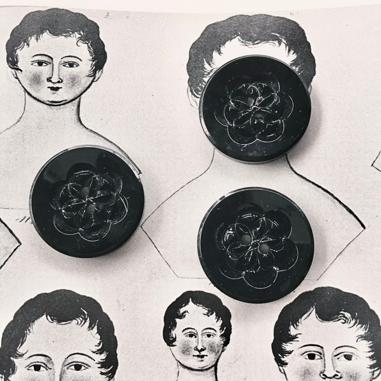 フランス 1900s 2.7c 幾何学の黒花とgalalithe製ボタンセットk アンティーク