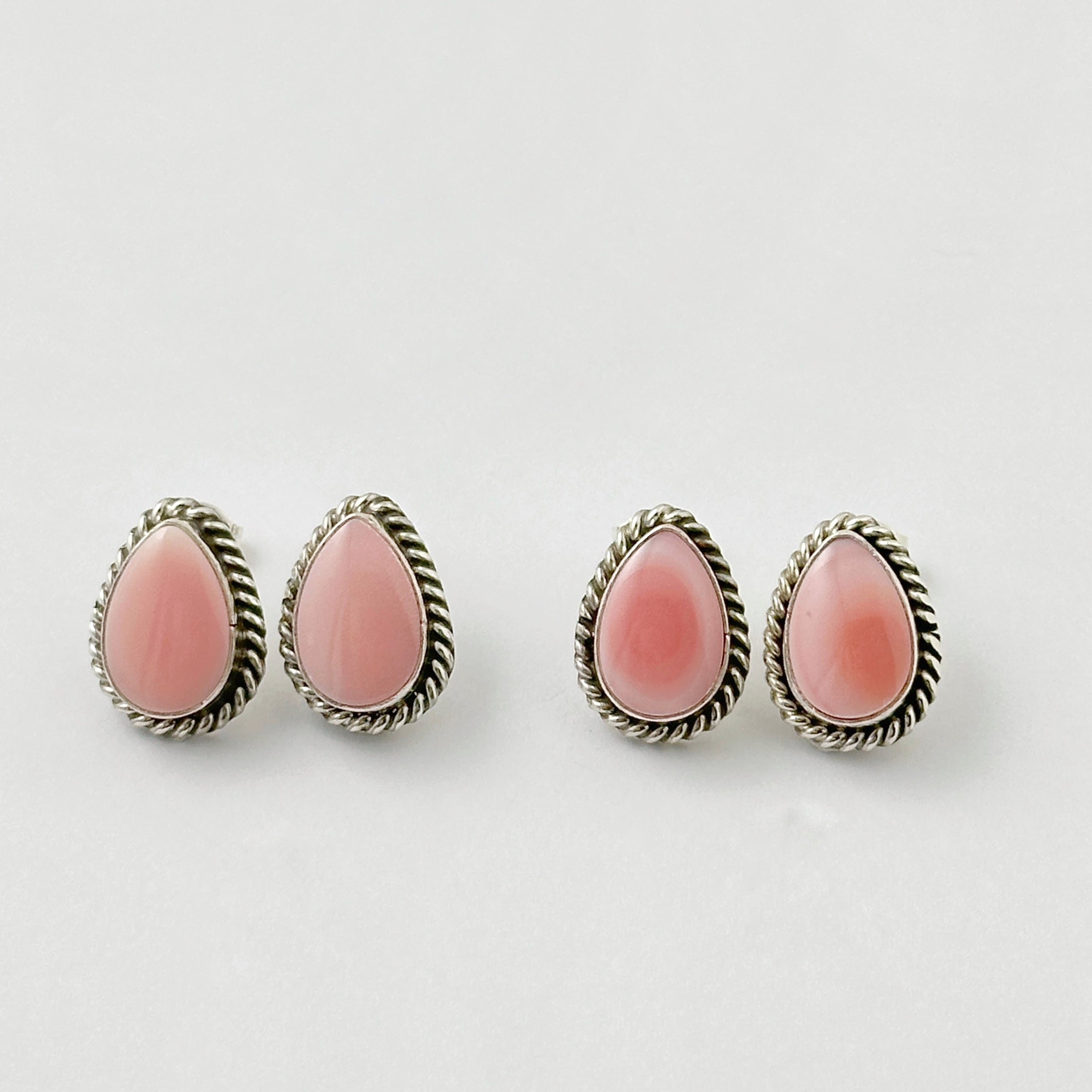 《Indian Jewelry 》 コンク シェル ドロップ型 スタッドピアス