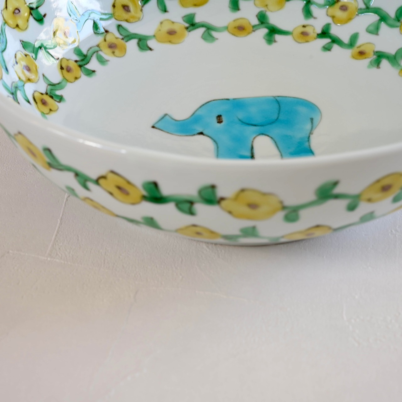 村田菜穂美作 「8.5寸ボウル鉄絵花ぞう唐草もよう」