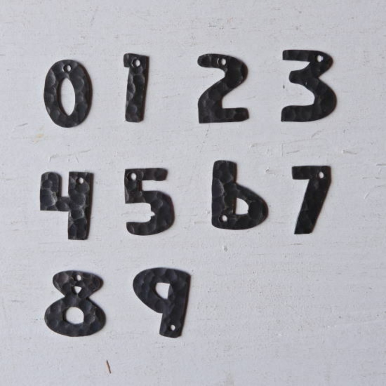 TOPANGA Zakka India Hammered Iron Number Plate S 3cm Black 　インド　ハンマーアイアンナンバープレート　小　ブラック　看板　サインプレート　鉄　住所　店舗　槌目