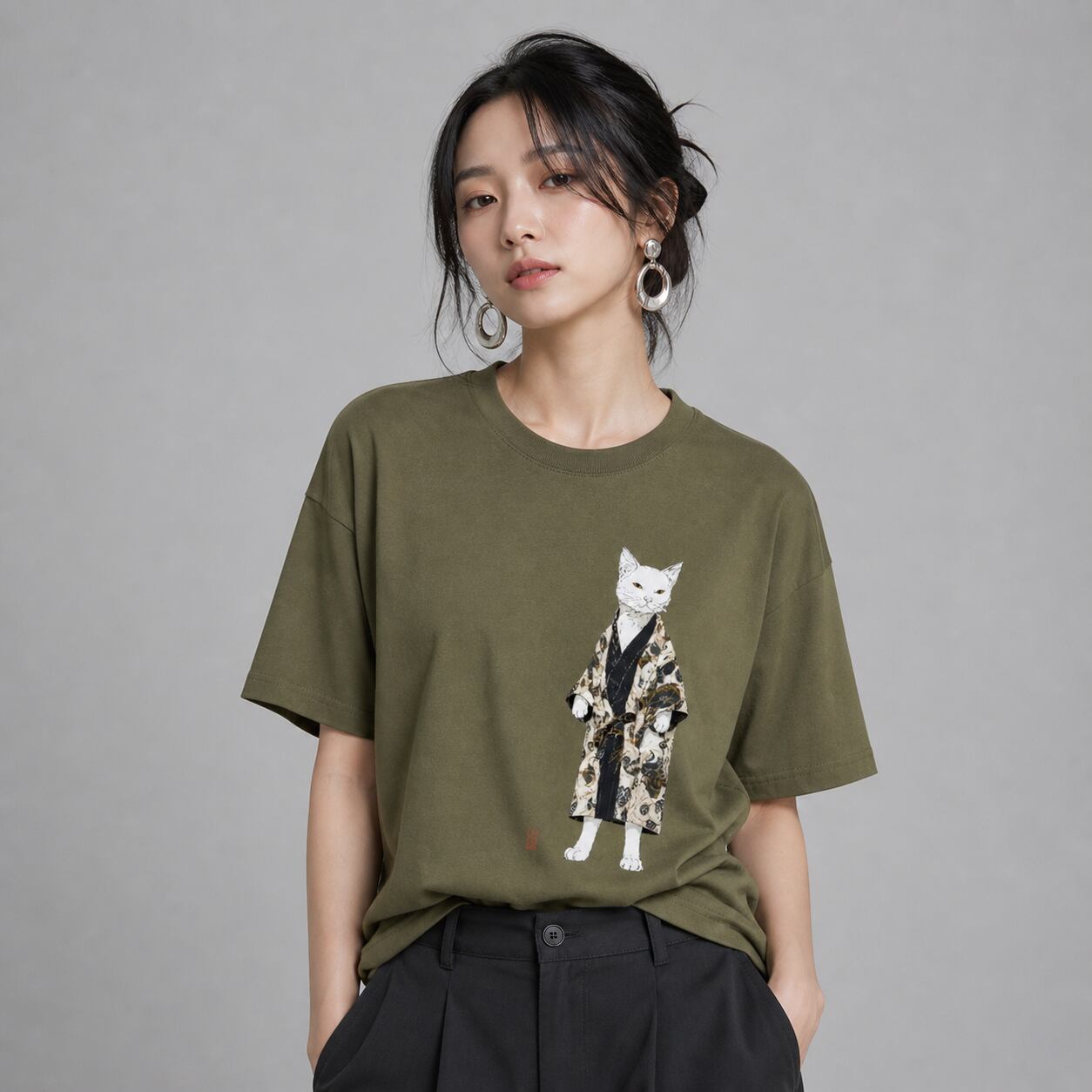 「無言の品格、白猫の装い」Tシャツ 半袖