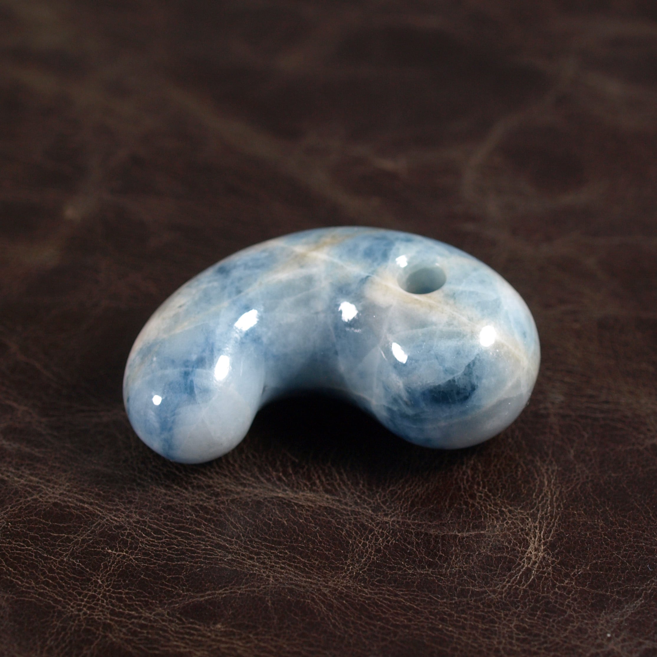 糸魚川翡翠 コン沢 青翡翠 勾玉 (大きめ) 24.5g Itoigawa Blue Jadeite