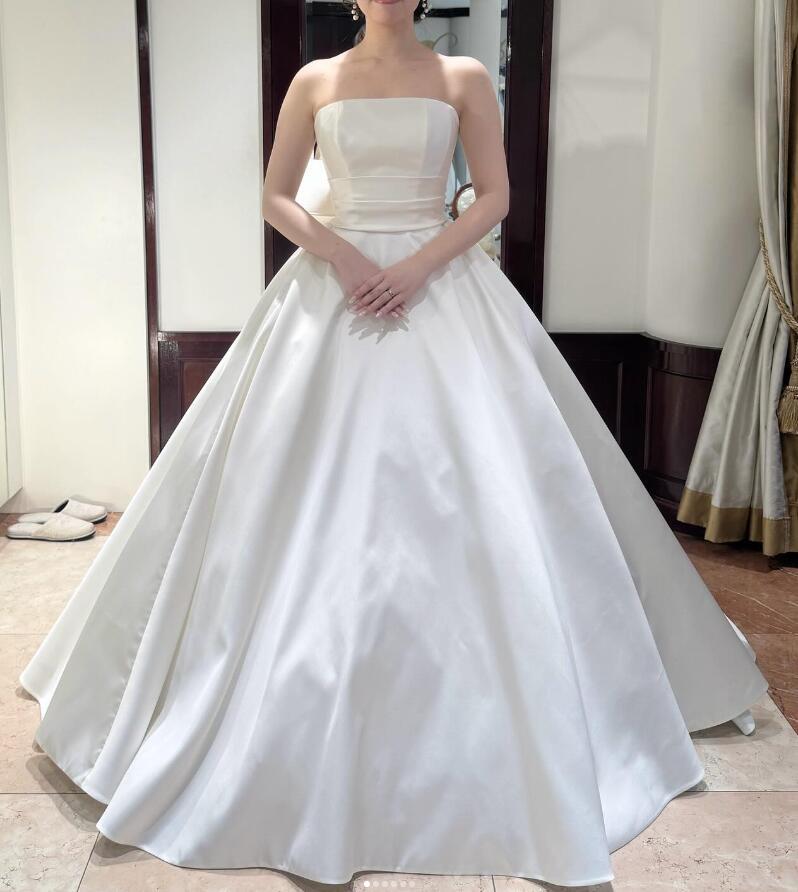 ウェディングドレス ベアトップ ラッフルフリル デザイン感 光沢サテン  