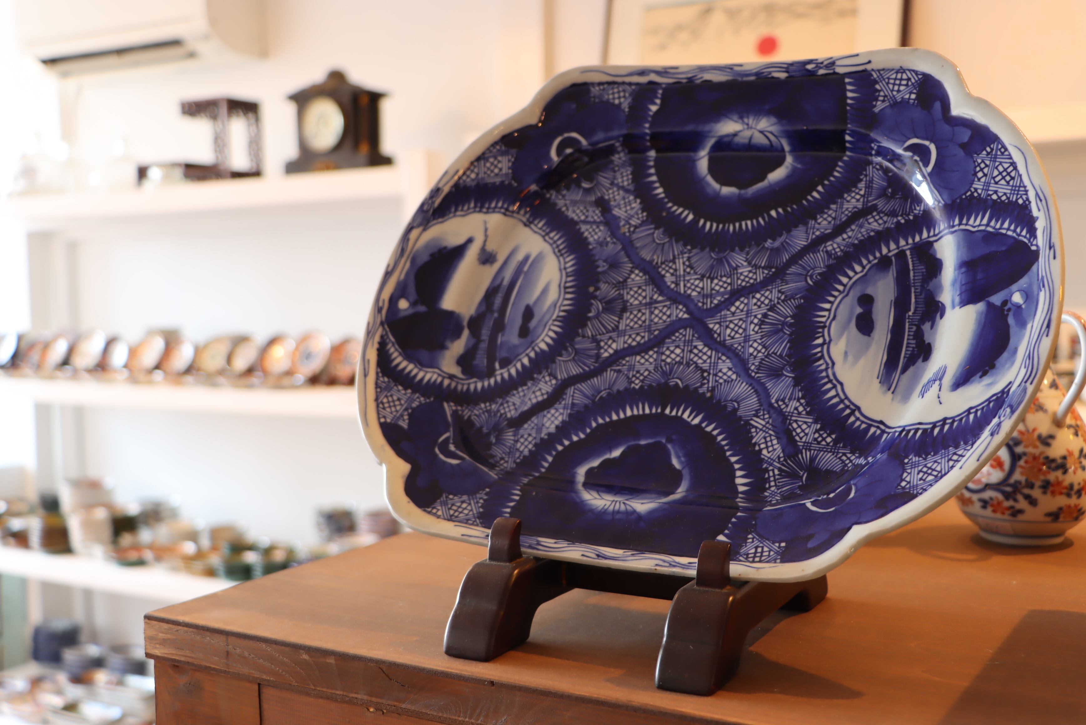 骨董ベロ藍大鉢［約31㌢］ 伊万里 染付 青磁 菊蝶々 ベロ藍