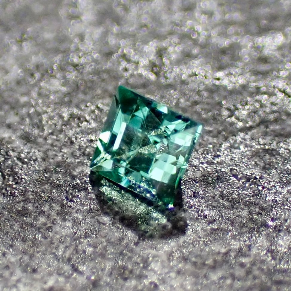 No-oil Emerald 1.9×1.8mm 0.036ct Russia | One Loose