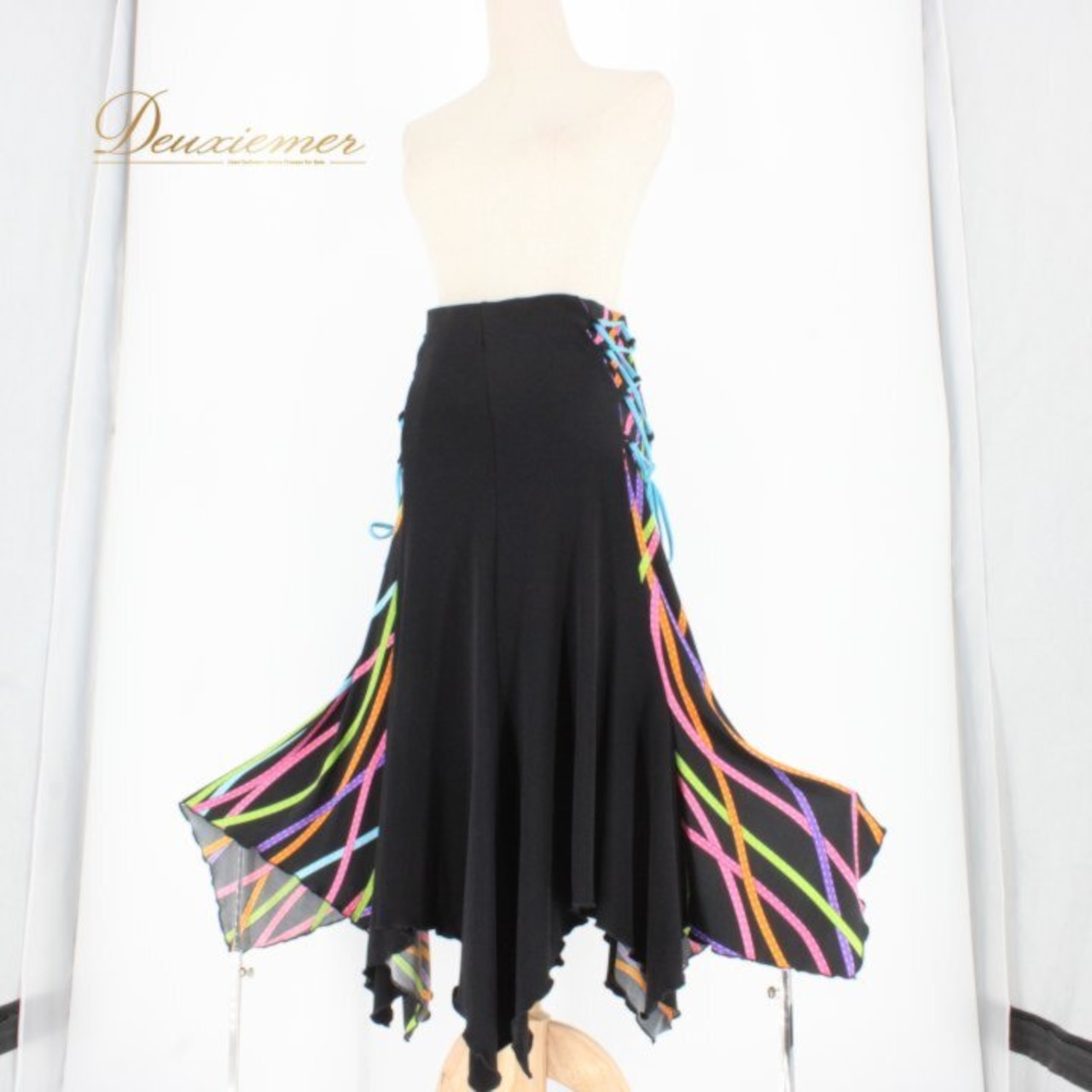 ダンス衣装 社交ダンス レディース レッスンウェア ブラック系 ピンク系 パープル系 ブルー系 グリーン系 イエロー系 オレンジ系 スカート レッスン ステージ衣装 フリンジ風 スカート丈 ミモレ丈風 練習着 ダンス発表会 華やか ブラック 黒 マルチカラー ウエストゴム フレア 切替デザイン 大きく広がる裾 動きやすい ポリエステル ダンスコーデ 社交ダンススカート ラテン モダン 競技 フィット感 伸縮 ストレッチ 柄ラインカラフル 裾広がり 裾フレア 衣装 女子 カラフル スリム見え 黒ベース