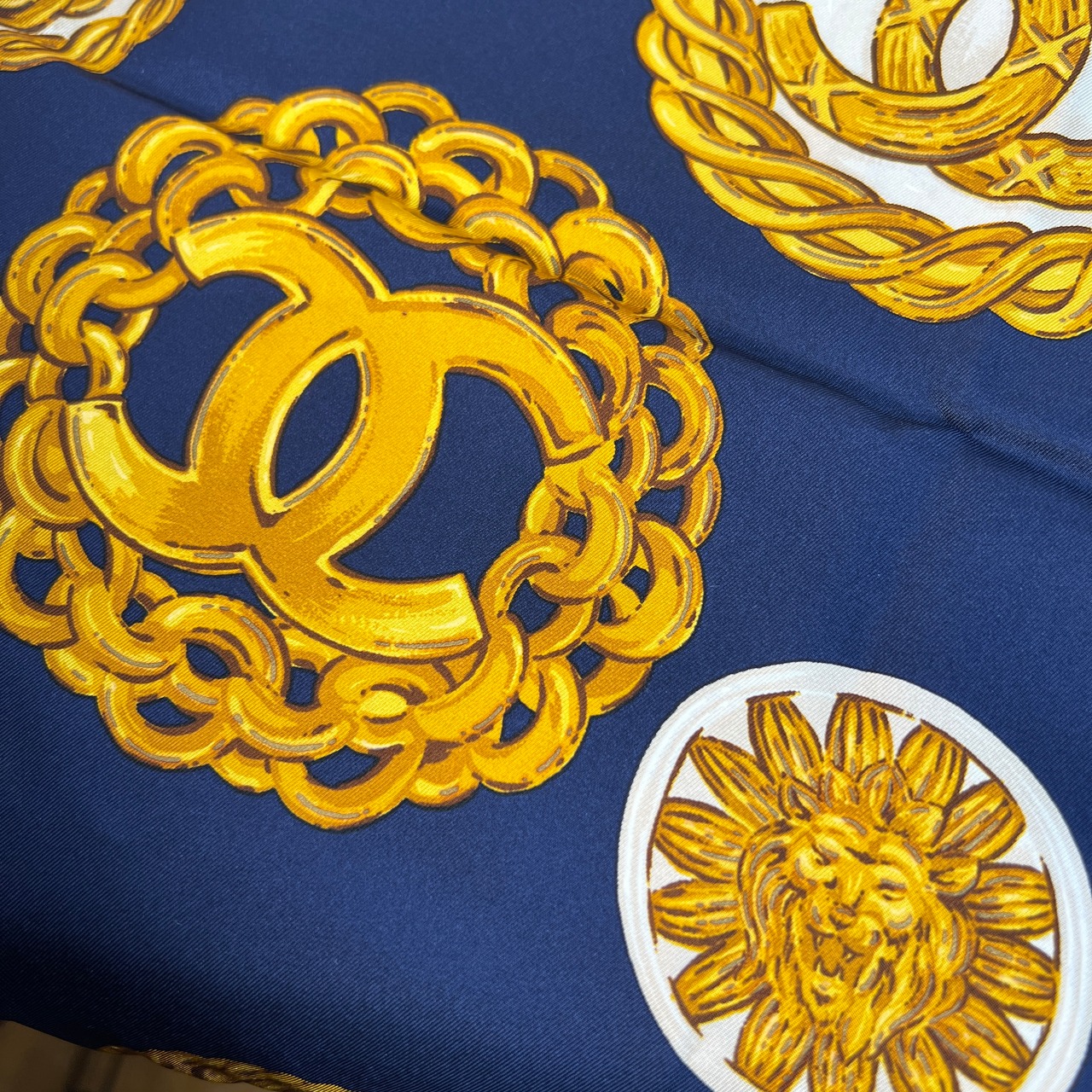 CHANEL シャネル ココマーク チェーン デザイン タグ付き  シルク スカーフ ブルー A-10244