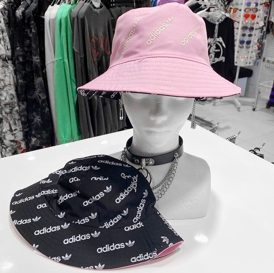 adidas】2022S/S リバーシブルバケットハット(総柄×ピンク adidas】2022S/S リバーシブルバケットハット(総柄×ピンク