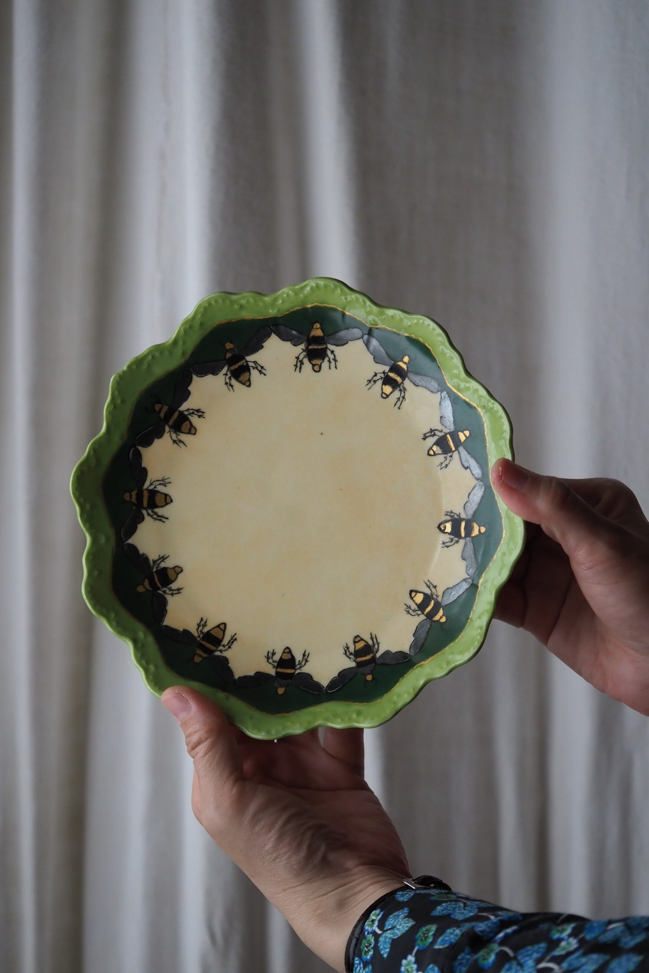蜂巡る飾り皿-antique pottery plate | アンティーク.ヴィンテージ家具