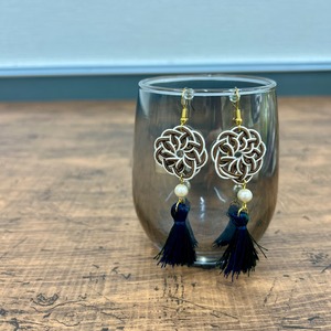 水引　灯花ピアス　茶×薄金×タッセル（紺と緑）