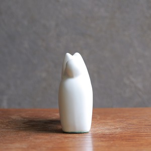 コロンとなめらかな、磁器の白い犬 1