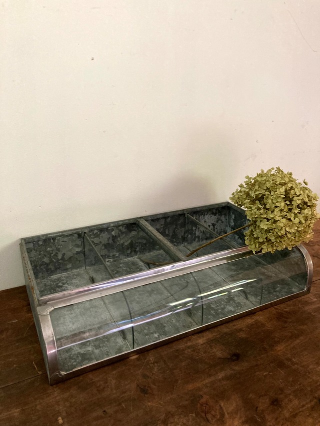 全面Rガラスのブリキ仕切りケース　(古家具)