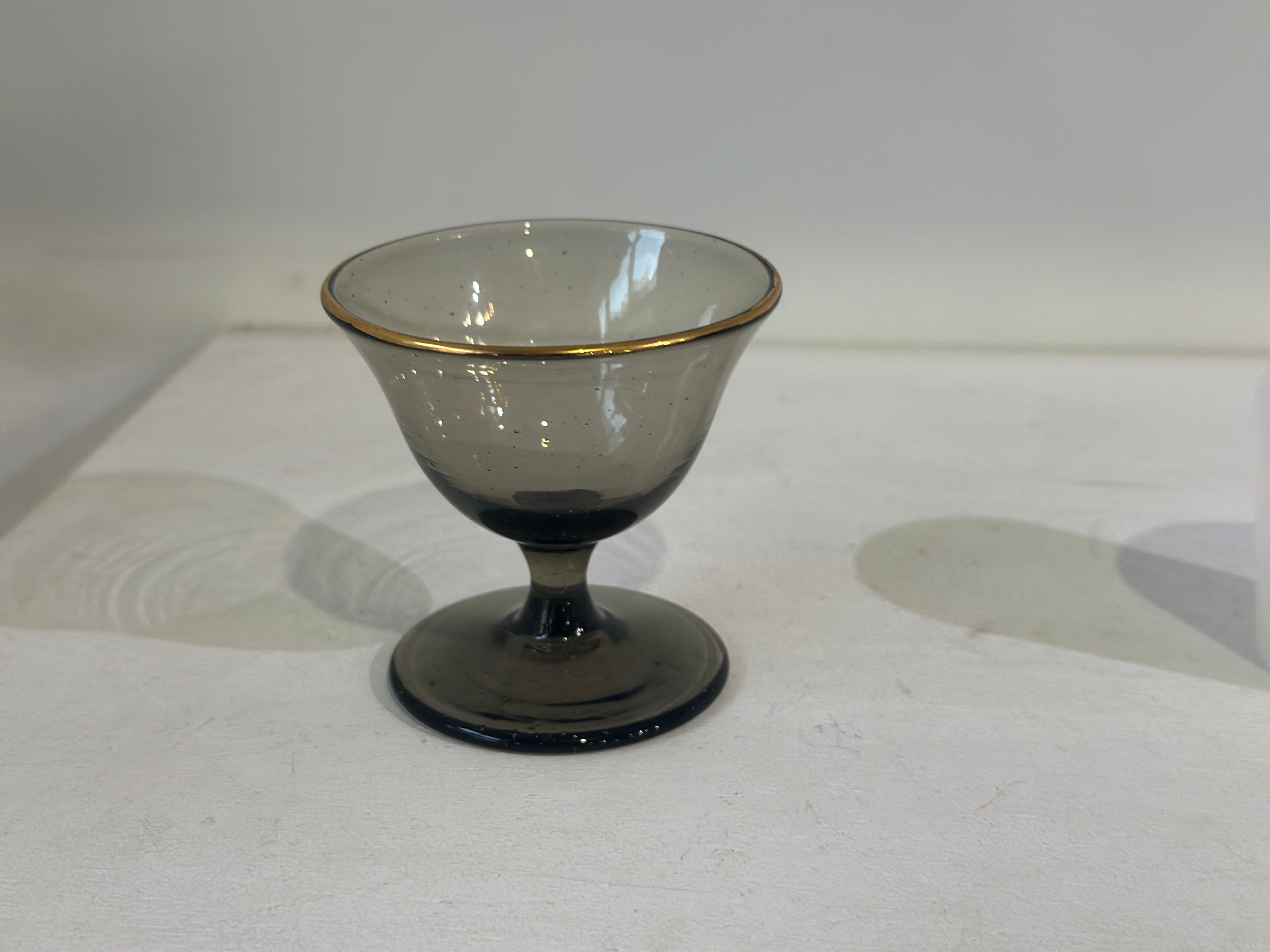 足付きおちょこ 黒(金彩) 冨井弥樹 Miki Tomii