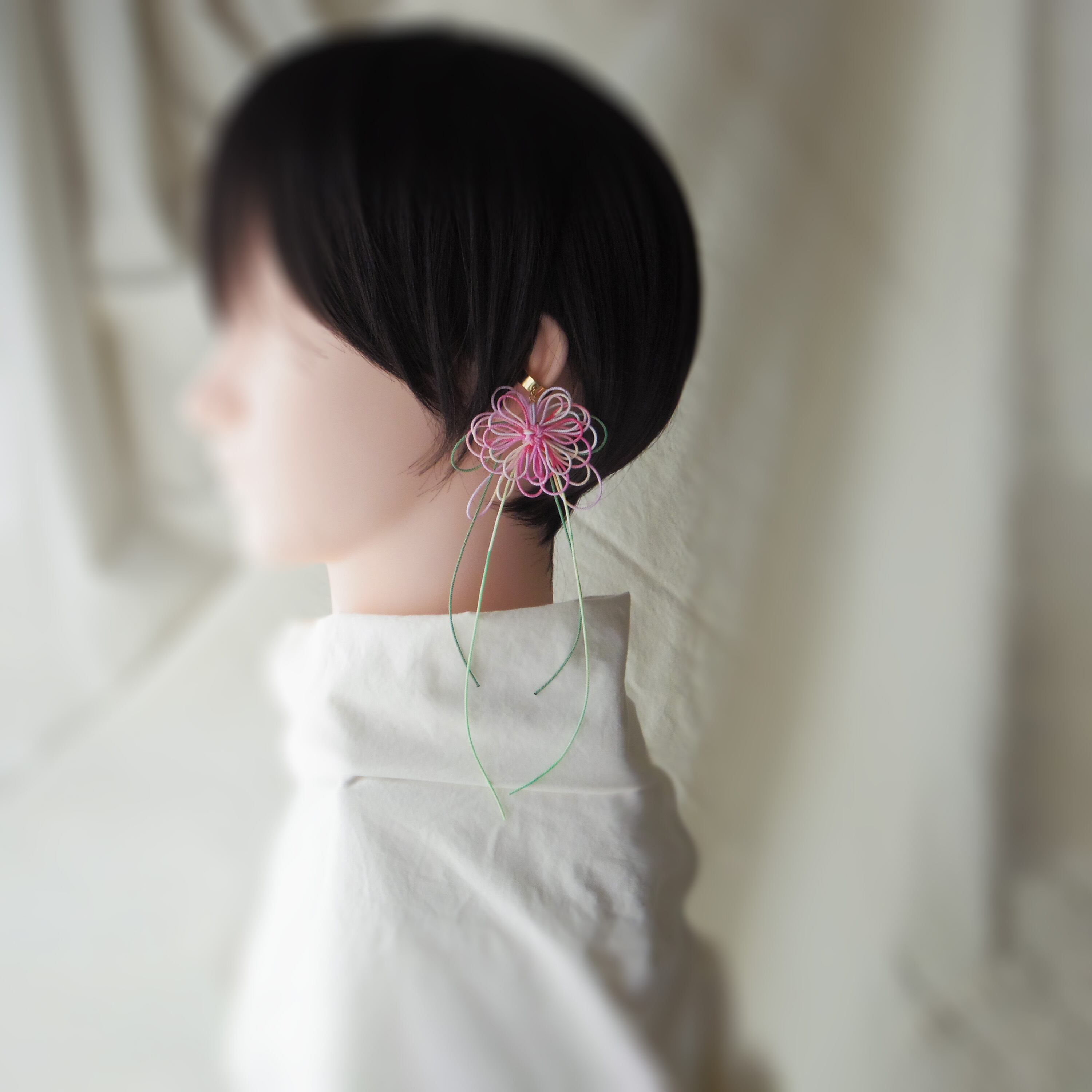 飾り結びかたっぽイヤーカフ「ハナメグル・紡」 | 手染め紐による大輪の花。浴衣・着物・洋装にも。