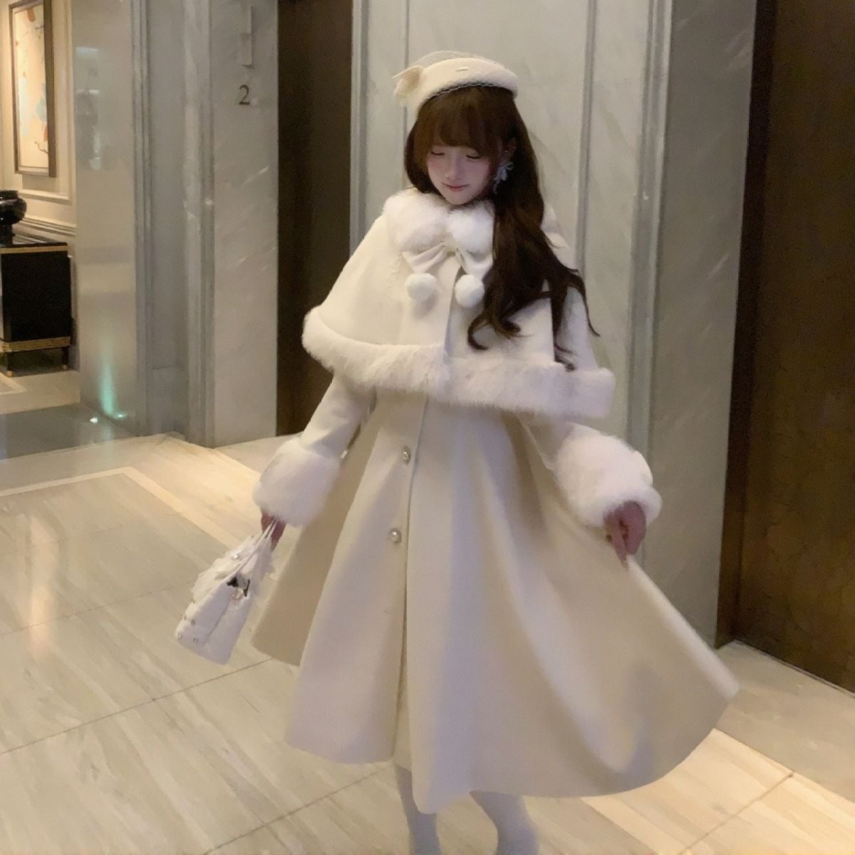雪の令嬢ファーケープ付きの純白ウィンター2WAYコート | Maiden's Rêve