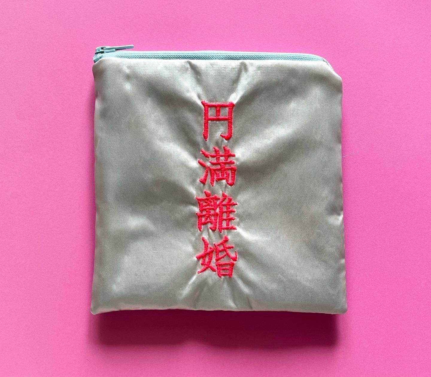 キッチュ ママの気まぐれ刺繍ポーチ | dou dou