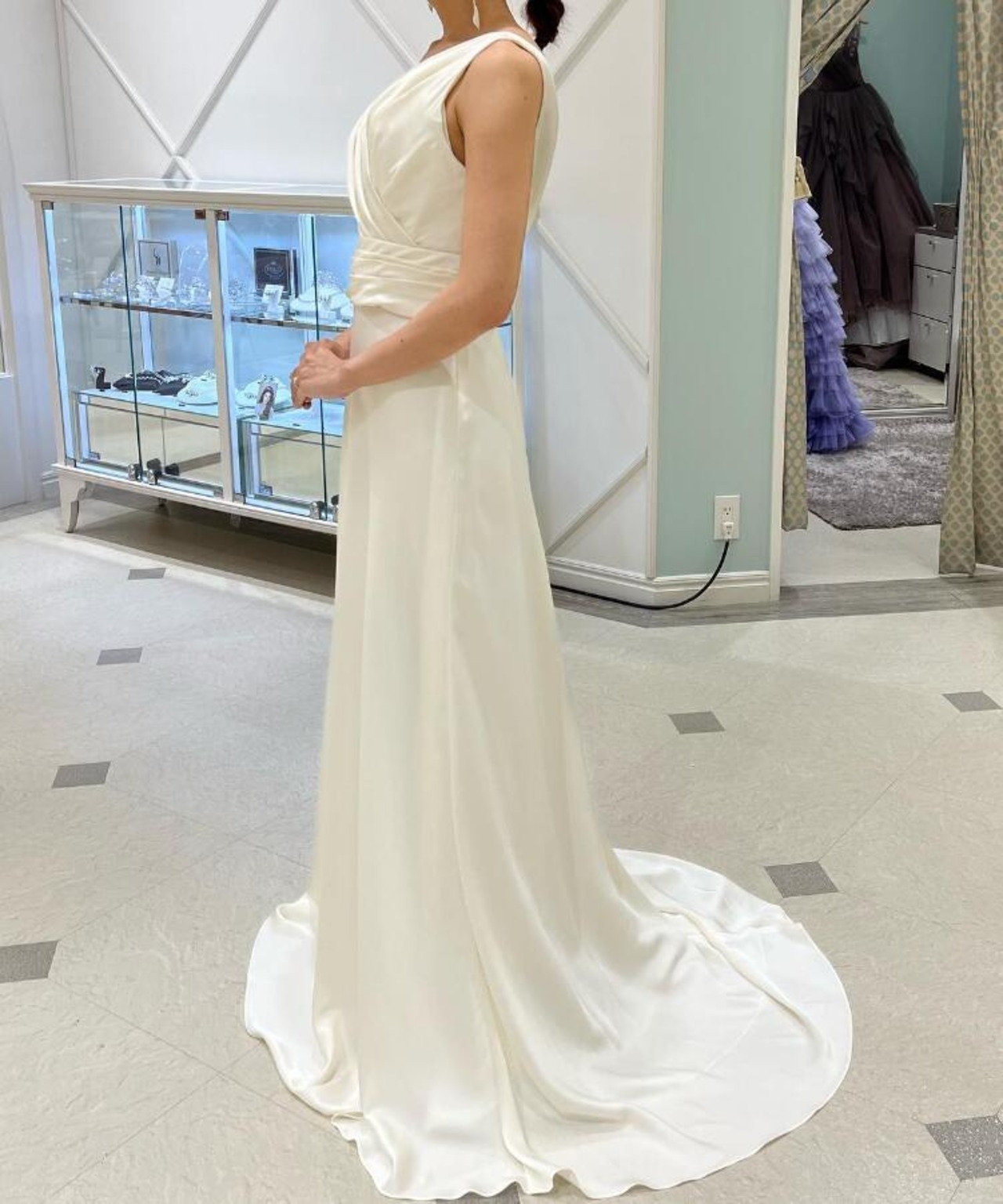 パーティードレス オフホワイト キャミソール バックレス ミニトレーン  