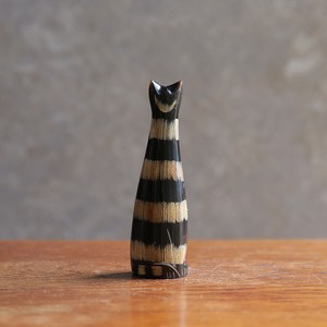 水牛の角から生まれた、艷やかなしま猫