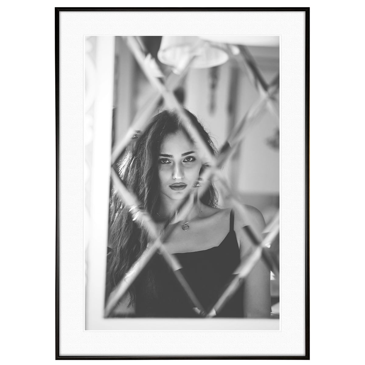 人物写真 鏡越しに見つめる女性 モノクロ インテリアアートポスター額装 AS3757