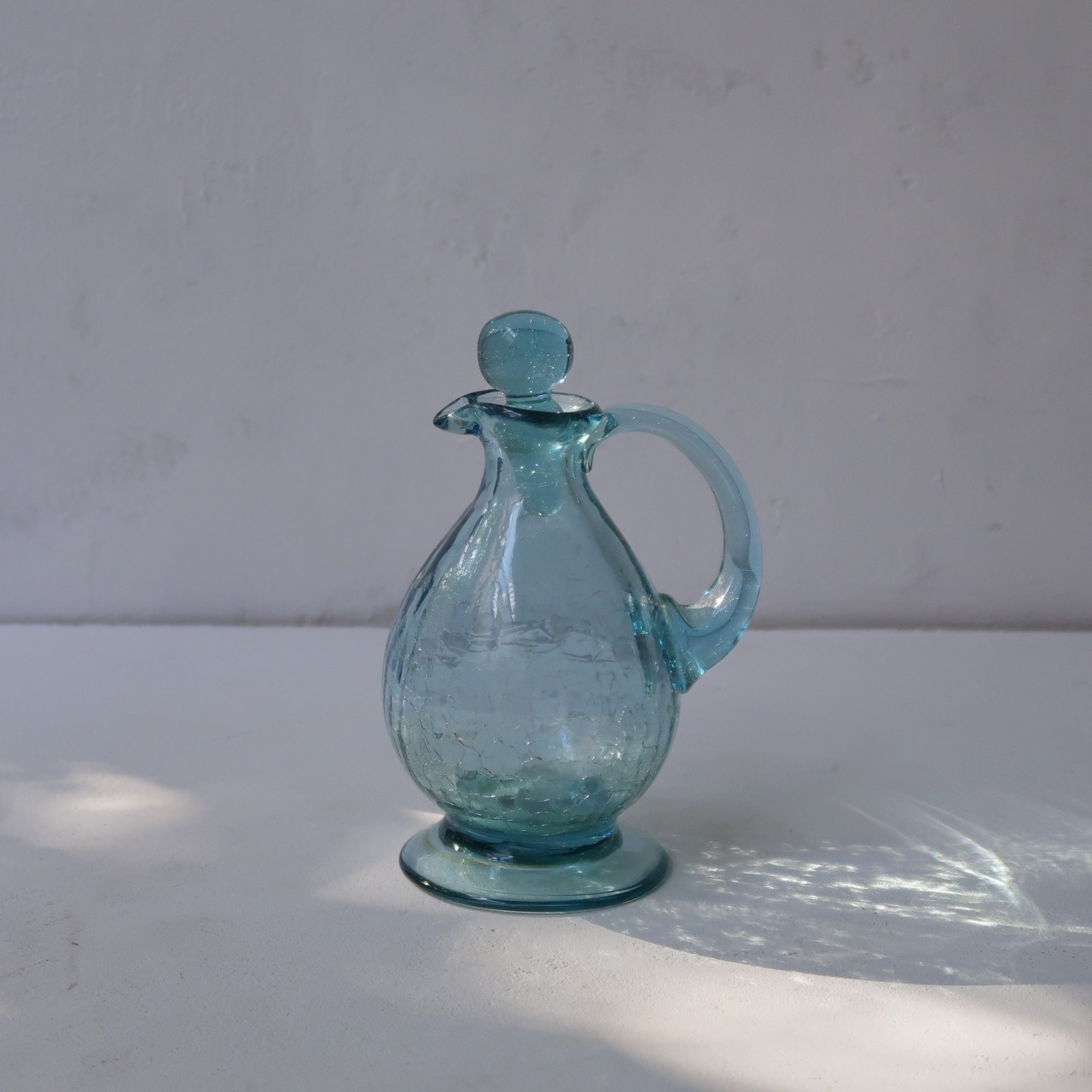 クラックの入った水色の水差し