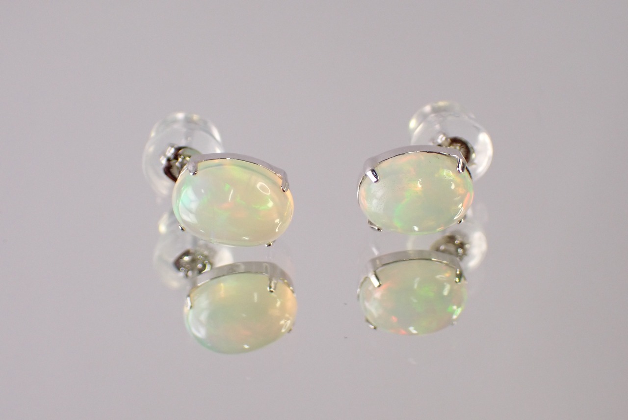 【OT品：定価￥104,000】オパールオーバルピアス　0.80ct/0.80ct [C5‐553]