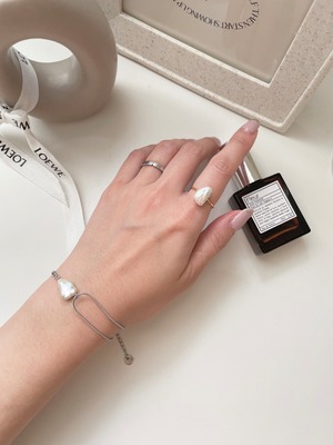 Baroque pearl ring