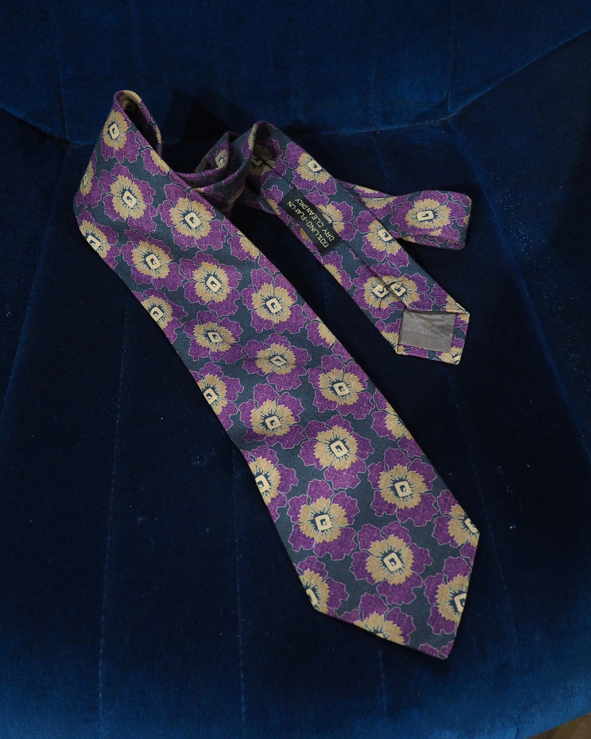 " Giorgio Armani ‐ Made in Italy " Beautiful Flower All over pattern vintage linen Tie