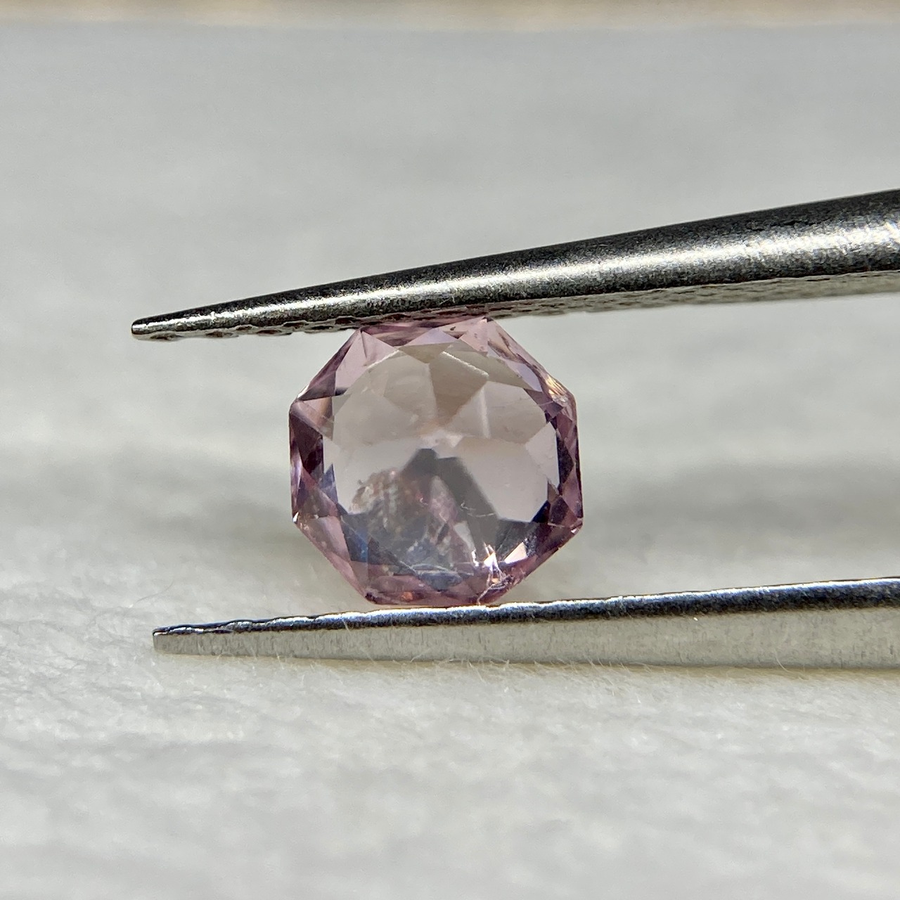 お花みたいなスピネル 訳あってお買い得 淡いピンク系 約4.9mm r-0207