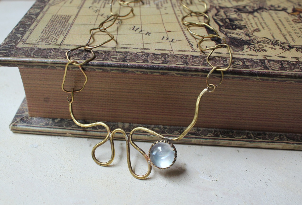 真鍮のぐねぐねネックレス　シェル/クリスタル/北投石