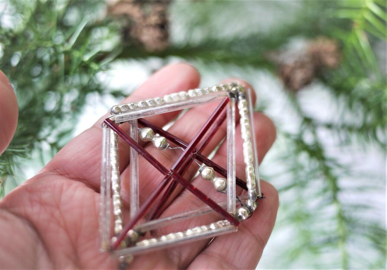 ガラスとビーズ 赤のクロス 古いオーナメント