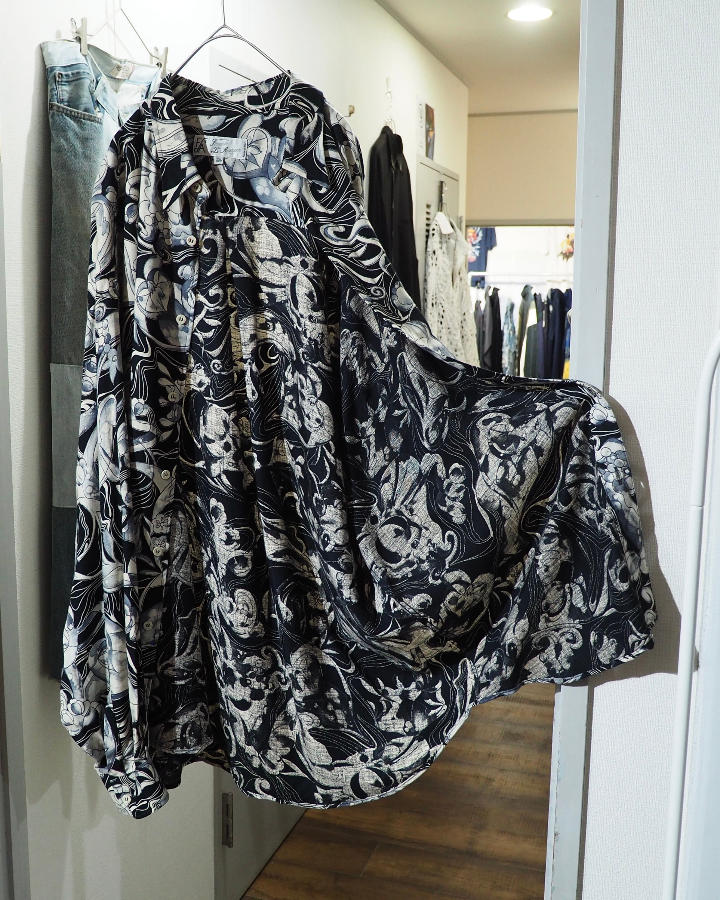 1990s " Made in Italy " Beautiful Monotone Flower All Over Pattern Vintage Loose Shirt