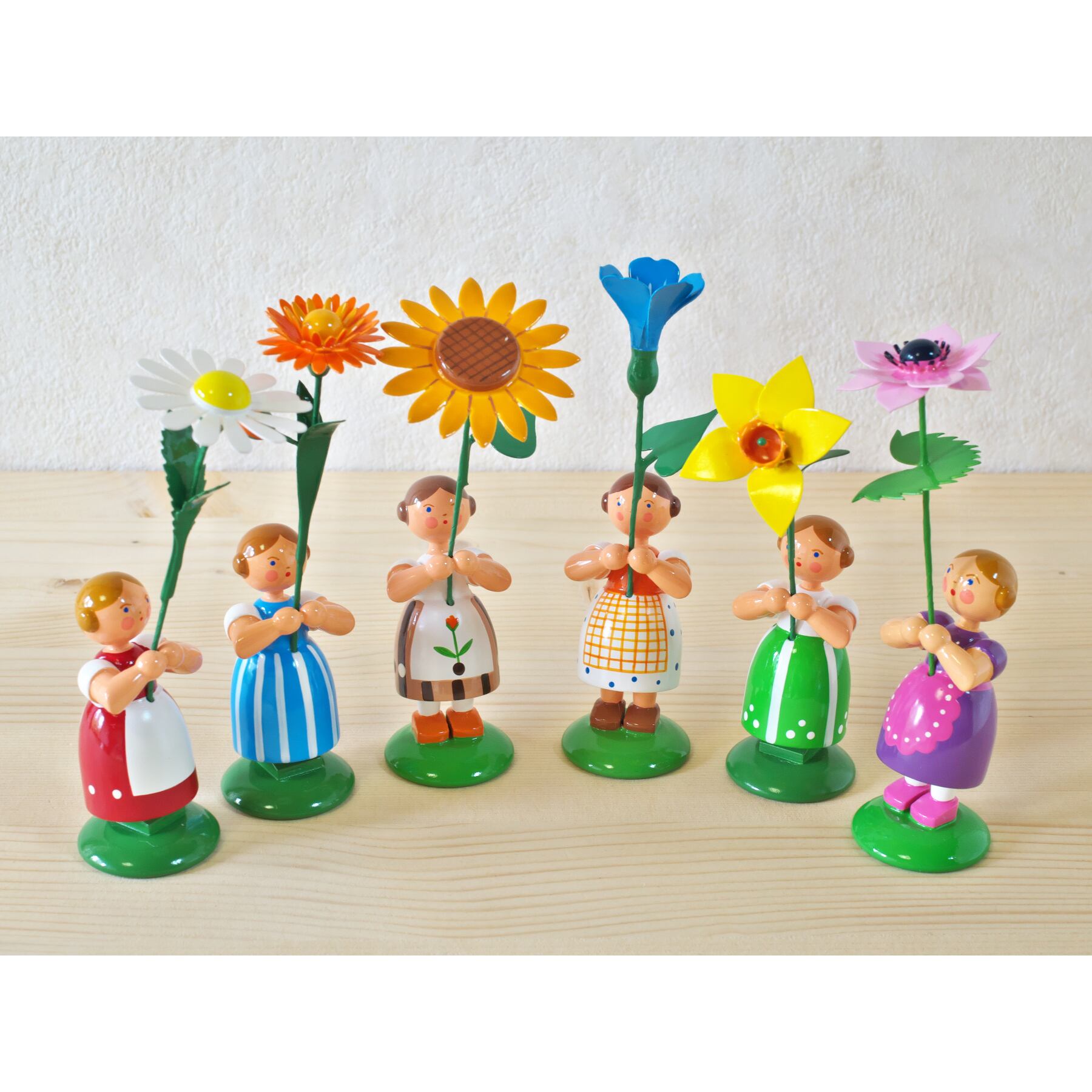 お花をもつ女の子 ひまわり | 木のおもちゃ専門店 おもちゃ箱 イカロス
