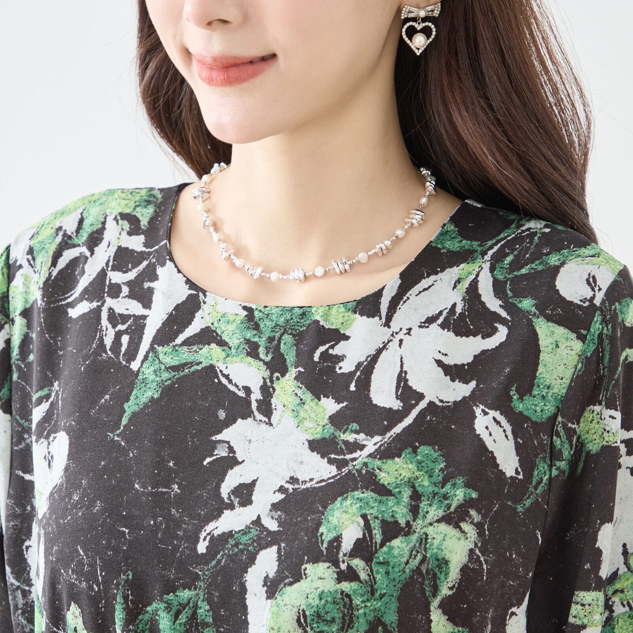 TRUBE 百合が揺れるプリーツワンピース【L~LL】ブラック