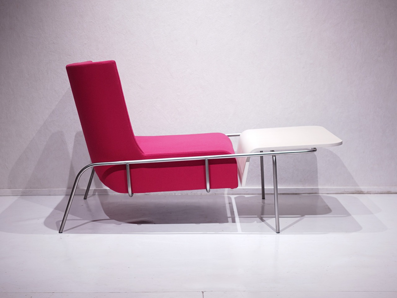 ligne roset TOLOZAN ラウンジチェア / リーンロゼ Eric Jourdan 名作 デザイナーズ チェア モダン サイドテーブル一体型 シェーズロング