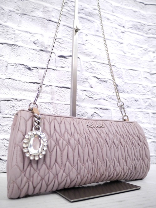◆miu miu ミュウミュウ MATELASSE マテラッセ チェーンストラップ クロスボディ レザー ショルダー クラッチ バッグ ポーチ 薄ピンクx銀◆