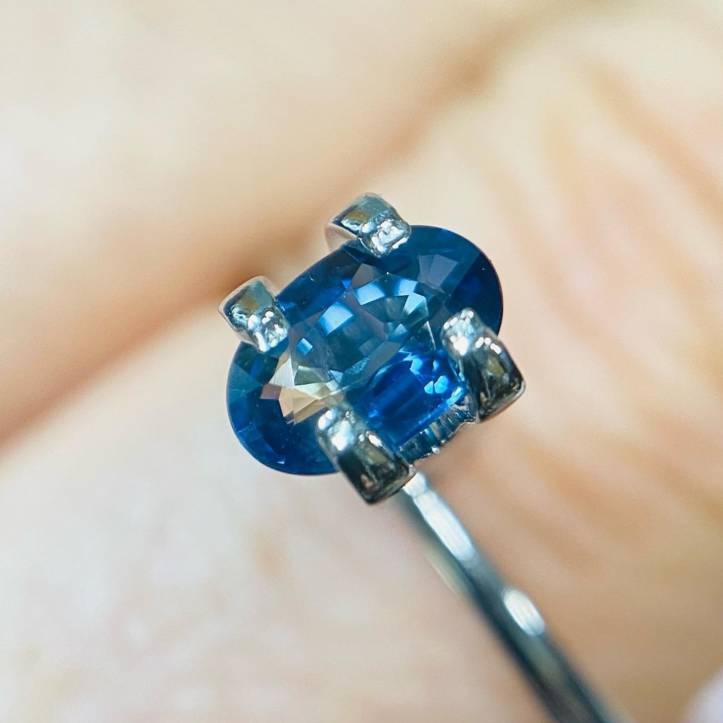 雪化粧の富士山　バイカラーサファイア