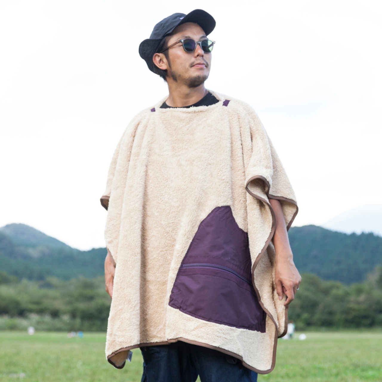 grn outdoor 60/40 CUSHION BLANKET GO9431F ブランケット クッション マウンテン 毛布 キャンプ 用品 アウトドア ブランド 登山 テント かわいい おしゃれ 防寒 冬 秋 ひざ掛け 素材 プレゼント 通販