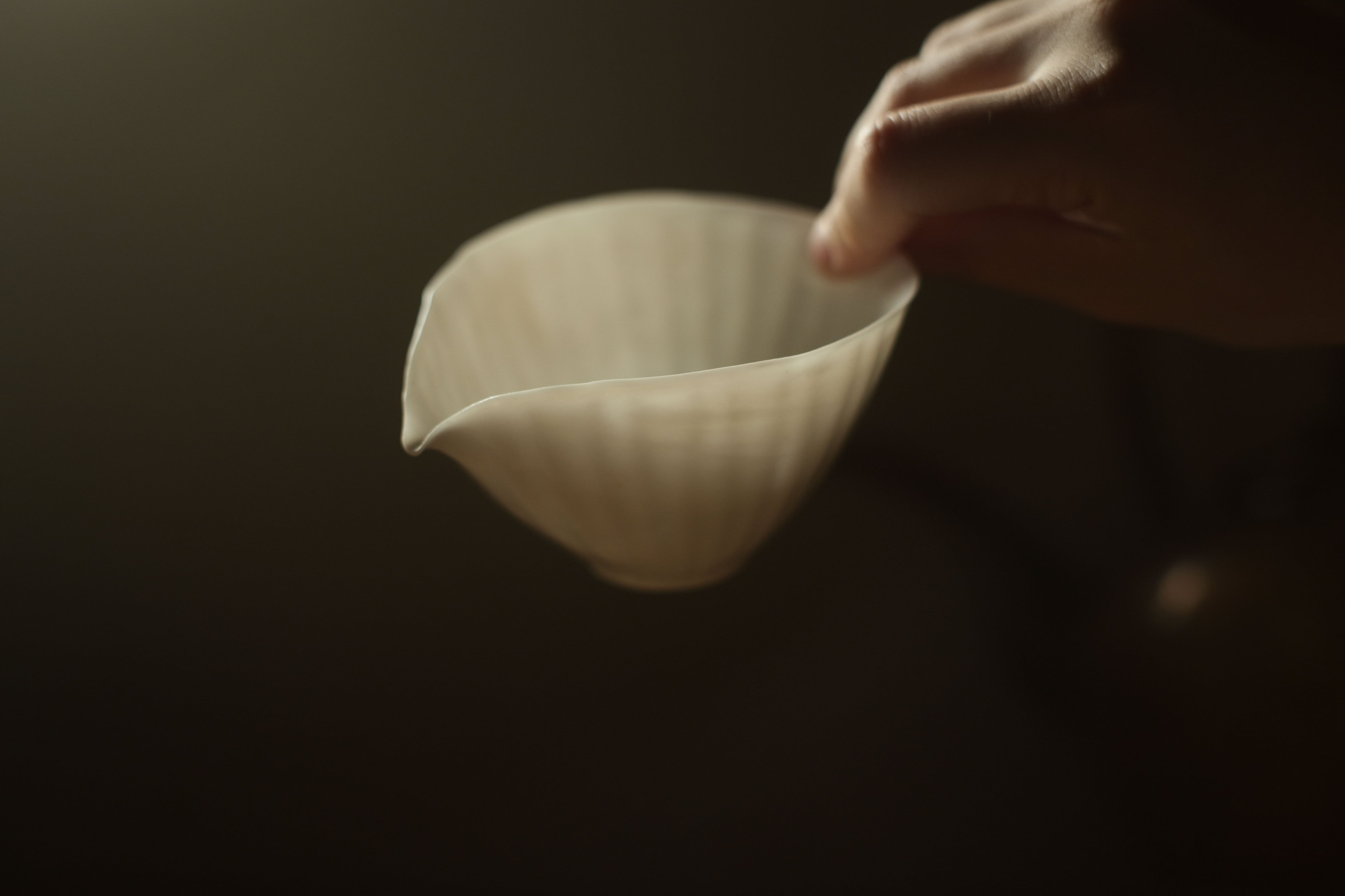 手拓薄胎白磁茶海・貝＜徳化窯＞（型作り・手押し/満水容量120cc