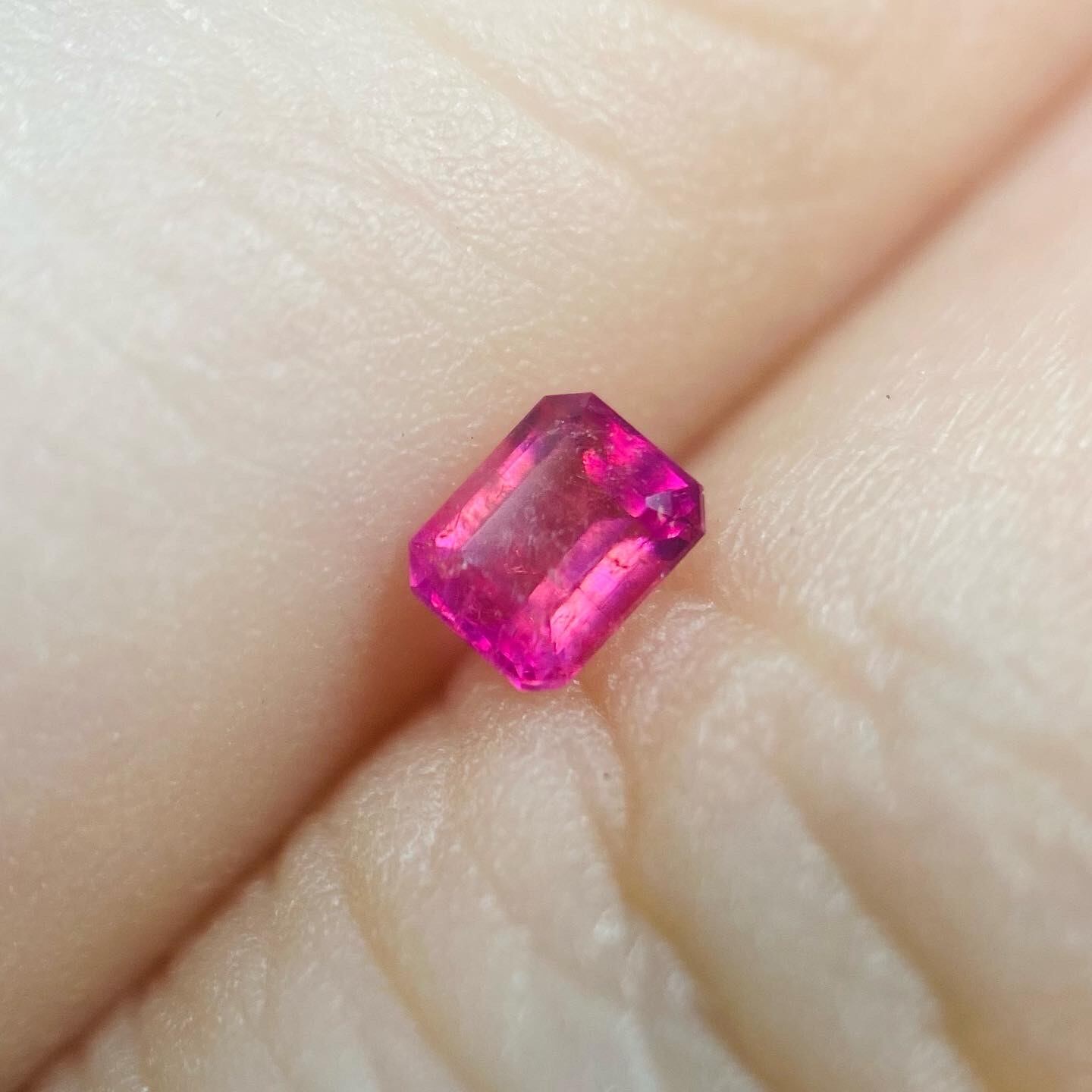 花びら舞うレッドベリル